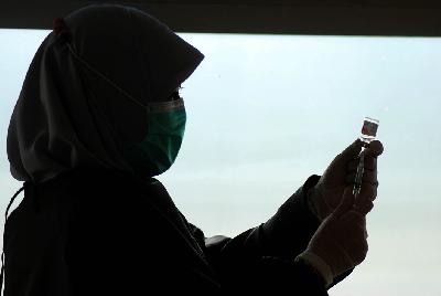 Petugas menyiapkan vaksin Covid-19 Bio Farma di Rumah Sakit Al Islam, Bandung, Jawa Barat, 26 Februari 2021. TEMPO/Prima Mulia
