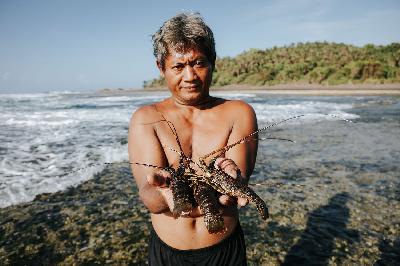 Nelayan lobster di Pantai Keusik Luhur, Desa Kertamukti, Cimerak, Kabupaten Pangandaran, Jawa Barat, 24 Desember 2019. TEMPO/M Taufan Rengganis