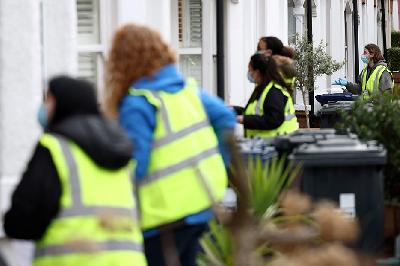 Petugas kesehatan mendatangi rumah-rumah untuk melakukan tes swab terkait varian baru virus corona di London, Inggris, 3 Februari 2021. REUTERS/Henry Nicholls