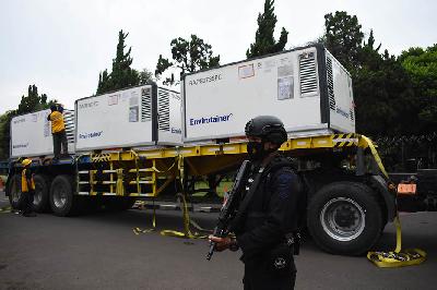 Kontainer berisi bahan baku vaksin Covid-19 dari Sinovac saat tiba di PT Bio Farma, Bandung, Jawa Barat, 2 Maret 2021. TEMPO/Prima Mulia