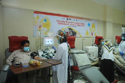 Donor plasma konvalesen penyintas Covid-19 di PMI Bandung, Jawa Barat, 19 Januari 2021. TEMPO/Prima Mulia