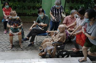Sejumlah warga lanjut usia bersiap menjalani vaksinasi COVID-19 di Puskesmas Kecamatan Senen, Jakarta, 23 Februari 2021. TEMPO/Muhammad Hidayat