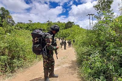 Anggota Satgas Tinombala di lokasi penyerangan yang diduga dilakukan Mujahidin Indonesia Timur pimpinan Ali Kalora, di Dusun Lewonu, Kabupaten Sigi, Sulawesi Tengah, 1 Desember 2020. ANTARA/Rahman