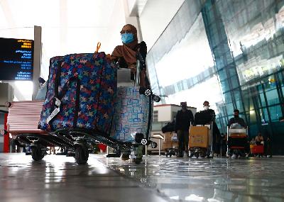 Penumpang tiba di Terminal 3 Bandara Soekarno Hatta, Tangerang, Banten, 1 Januari 2021. REUTERS/Ajeng Dinar Ulfiana
