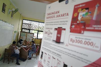 Petugas mendistribusikan Bantuan Sosial Tunai di SDN 01 Rambutan, Jakarta, 13 Januari 2021. TEMPO/Muhammad Hidayat