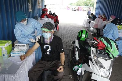 Petugas menyuntikkan vaksin COVID-19 kepada lansia dengan sistem drive thru di Hall C Kemayoran, Jakarta, 3 Maret 2021. TEMPO/Muhammad Hidayat
