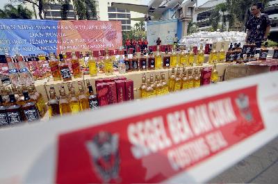 Puluhan minuman keras (miras) tanpa pita cukai di Direktorat Jenderal Bea dan Cukai Kementerian Keuangan Jakarta. TEMPO/Tony Hartawan