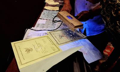 Barang bukti kasus mafia tanah menggunakan alat pemindai sertifikat palsu dan e-ktp ilegal di Hotel Grand Mercure Kemayoran, Jakarta, 12 Februari 2020. TEMPO / Hilman Fathurrahman W