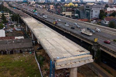 Pembangunan Tol Becakayu PT Waskita Karya di Kebon Nanas, Jakarta, 4 Maret 2021. TEMPO/Tony Hartawan