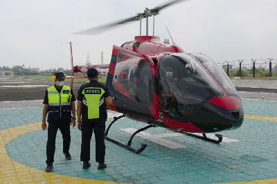 Petugas menyiapkan Helicity sebelum dioperasikan di Heliport Cengkareng, Tanggerang,  5 Maret 2021. TEMPO/Muhammad Hidayat