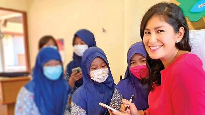 Valerina Daniel saat mengajar di Sekolah Indonesia Singapura./Dok. Pribadi