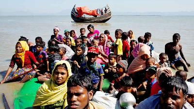 Pengungsi etnis Rohingya, saat berada di dalam kapan menuju Bangladesh, di Cox Bazar, Bangladesh, November 2017. Reuters/Navesh Chitrakar