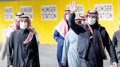 Pangeran Saudi, Mohammed bin Salman memberika salam saat tiba di Diriyah E-Prix, di Riyadh, Arab Saudi. 27 Februari 2021. Reuters/ BANDER ALGALOUD/SAUDI ROYAL COUR