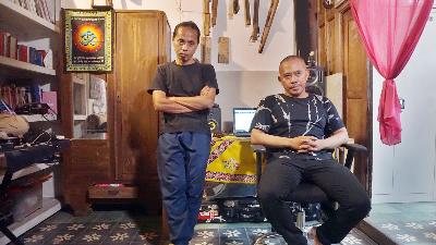 Duo Senyawa, Wukir Suryadi (kiri) dan Rully Shabara di Studio Musik Senyawa di Wirobrajan, Yogyakarta, 4 Maret 2021. TEMPO/Shinta Maharani