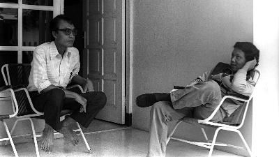 Sapardi Djoko Damono (kiri) saat diwawancarai mantan Redaktur Pelaksana Kompartemen Seni Bambang Bujono di rumahnya, Depok, Jawa Barat, 1987. Dok.TEMPO/Gatot Sri Widodo