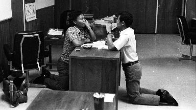 Wartawan TEMPO Goenawan Mohamad (kanan) bersama Syubah Asa  di kantor Majalah TEMPO, Jakarta, 1977. TEMPO/ Ed Zoelverdi
