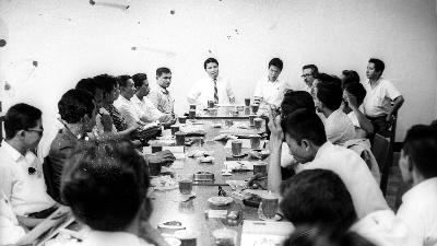 Pertemuan antara redaktur, dan reporter saat Majalah Tempo pertama kali terbit di Jakarta, 1971. Dok TEMPO/ Hasanta