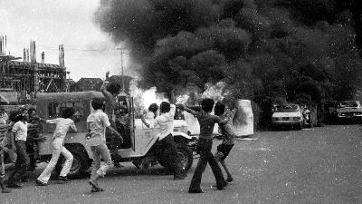 Massa membakar sejumlah kendaraan dalam peristiwa Malari di kawasan Senen, 15 Januari 1974. Dok. TEMPO