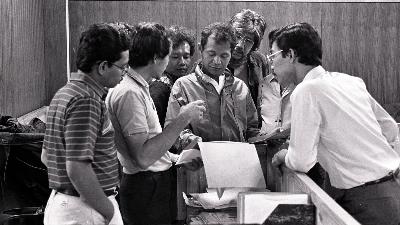  Wartawan Tempo berdiskusi di ruang redaksi Tempo, Jakarta, 1985. TEMPO/Nanang Baso