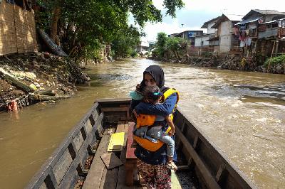Warga menyeberangi sungai menggunakan perahu eretan di Sungai Ciliwung, Jakarta, 10 Desember 2020. TEMPO / Hilman Fathurrahman W