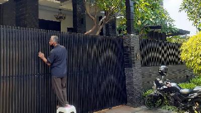 Angin Prayitno Aji’s house in Jalan Kayu Putih Selatan I, Pulogadung, East Jakarta, March 5.
Tempo/Riky Ferdianto
