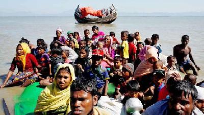 Rohingya refugees on a boat bound for Bangladesh, in Cox Bazar, Bangladesh, November 2017. 
Reuters/Navesh Chitrakar

