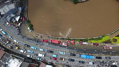 Gambar udara air memenuhi kali Ciliwung, Kampung Pulo, Jakarta, 8 Februari 2021. TEMPO/Subekti.