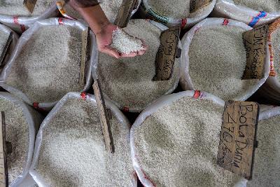 Pembeli memilih beras di Pasar Induk Beras Cipinang, Jakarta, 8 Maret 2021. .Tempo/Tony Hartawan