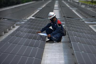 Pemeriksaan instalasi panel surya di Jakarta, 3 September 2020. Tempo/Tony Hartawan