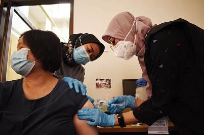 Petugas kesehatan menyuntik vaksin covid-19 Bio Farma untuk pedagang dan pegawai toko di pusat perdagangan Pasar Baru, Bandung, Jawa Barat, 8 Maret 2021. TEMPO/Prima Mulia