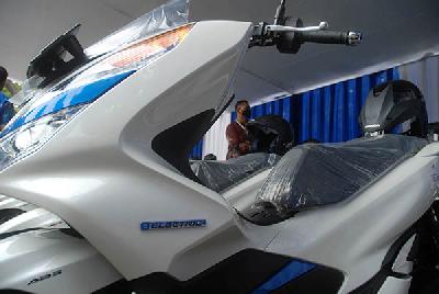 Sepeda motor listrik Honda PCX yang akan digunakan untuk mobilitas karyawan di lingkungan Pemerintah Kota Bandung, Jawa Barat, 24 Februari 2021.  TEMPO/Prima Mulia