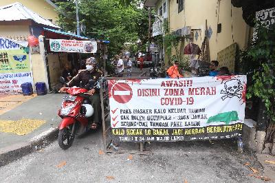Aktifitas warga di tengah pemberlakuan pembatasan kegiatan masyarakat (PPKM) skala mikro di Pasar Johar, Jakarta, 10 Februari 2021. TEMPO/Subekti