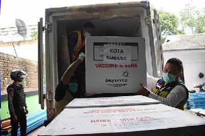 Petugas memindahkan dus berisi vaksin saat distribusi vaksin Covid-19 Sinovac tahap 2 ke gudang pendingin Dinas Kesehatan Kota Bandung, Jawa Barat, 26 Januari 2021. TEMPO/Prima Mulia