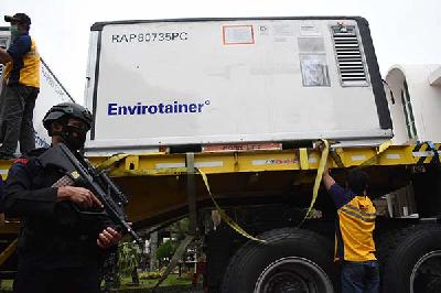 Bongkar muat kontainer berisi bulk bahan baku vaksin Covid-19 dari Sinovac di PT Bio Farma, Bandung, Jawa Barat, 2 Maret 2021. TEMPO/Prima Mulia