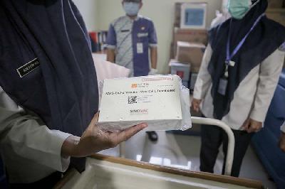 Petugas menunjukkan kotak berisi Vaksin Covid-19 di Puskesmas Kecamatan Cilincing, Jakarta Utara, 13 Januari 2021.  TEMPO/M Taufan Rengganis