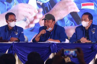 Pimpinan sidang Jhoni Allen Marbun (tengah) dan jajarannya saat Kongres Luar Biasa (KLB) Partai Demokrat di The Hill Hotel Sibolangit, Deli Serdang, Sumatera Utara, 5 Maret 2021. ANTARA/Endi Ahmad