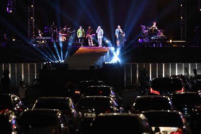 Kelompok musik Kahitna tampil dalam konser New Live Experience 2020 di Parkir Barat JIExpo Kemayoran, Jakarta, 29 Agustus 2020. ANTARA/Puspa Perwitasari