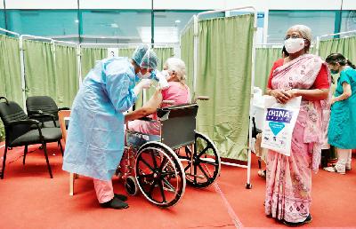 Antrian warga India untuk menerima Covishield, vaksin covid-19 yang dibuat oleh Institut Serum India, di Mumbai, India, 10 Maret 2021. Reuters/Francis Mascarenhas