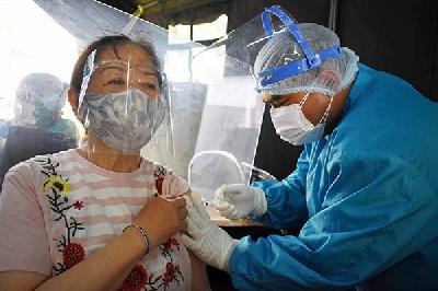 Seorang wanita diatas 60 tahun mendapat suntikan vaksin Covid-19 Bio Farma di Puskesmas di Bandung, Jawa Barat, 2 Maret 2021. TEMPO/Prima Mulia