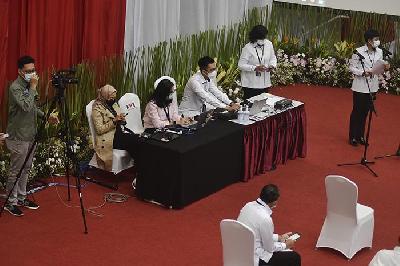 Pegawai KPK saat mengikuti acara pelaksanaan Penandatanganan Kontrak Kinerja Tahun 2021 Pimpinan Tinggi madya dan pimpinan tinggi pratama KPK di gedung Komisi Pemberantasan Korupsi, Jakarta, 2 Maret 2021. TEMPO/Imam Sukamto
