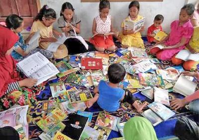 Aktivitas di rumah baca Pustaka Kato Guguak, Kab. Lima Puluh Kota, Sumatera Barat. (Dok. Pribadi)