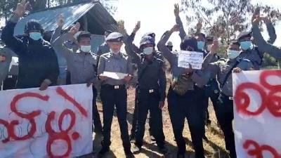 Beberapa anggota polisi membacakan tuntutan dan membentangkan spanduk menentang kudeta oleh Junta Militer Myanmar,di Kayah, Myanmar, 10 Februari 2021. Reuters/Khun Bwe Mue