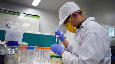 Peneliti melakukan uji lab, guna memproduksi vaksin Sars Cov-2 di salah satu lab riset PT Bio Farma, Bandung, Jawa Barat, Agustus 2020./TEMPO/Prima mulia