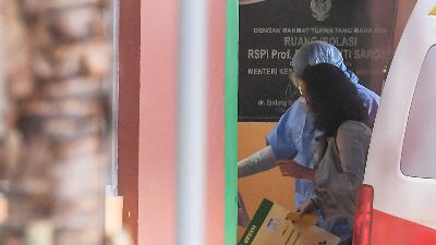 Petugas medis membawa seseorang yang diduga terinfeksi virus COVID-19 ke ruang isolasi di RSPI Prof. Dr. Sulianti Saroso, Sunter, Jakarta Utara, Maret 2020./ANTARA/Muhammad Adimaja