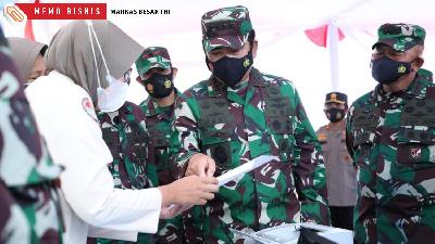 Panglima TNI Marsekal Hadi Tjahjanto, memimpin ‘serbuan’ vaksinasi Covid-19 bagi prajurit Tentara Nasional Indonesia di Skadik 102, Lanud Adi Sucipto Yogyakarta, Sabtu 13 Maret 2021.