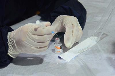 Petugas medis menyiapkan vaksin Covid-19 untuk diberikan kepada penerima vaksin di Balai Besar Pelatihan Kesehatan (BPPK) Jakarta, 5 Maret 2021. Tempo/Nurdiansah