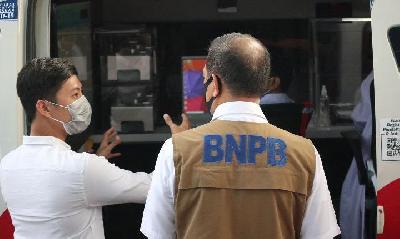 BNPB Chairman Doni Monardo (right) inspects the Combatting Covid-19 Automobile for mass testing, last May.
BNPB Indonesia Doc.
