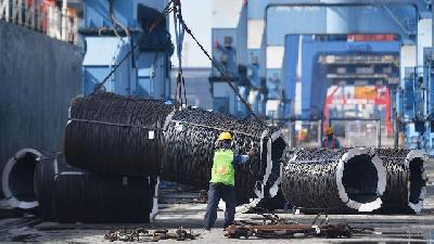 Unloading rolls of steel at Tanjung Priok Port, North Jakarta, April 2018.
Antara/Sigid Kurniawan
