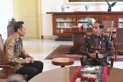 Presiden Joko Widodo (kanan) dan Komandan Satuan Tugas Bersama (Kogasma) Partai Demokrat Agus Harimurti Yudhoyono (AHY) di Istana Bogor, 22 Mei 2019. ANTARA/Akbar Nugroho Gumay