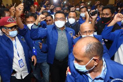 Moeldoko (tengah) tiba di lokasi Kongres Luar Biasa (KLB) Partai Demokrat di The Hill Hotel Sibolangit, Deli Serdang, Sumatera Utara, 5 Maret 2021.  ANTARA/Endi Ahmad

